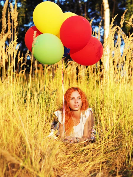 Dívka zralá s balony na žlutých spiketi — Stock fotografie