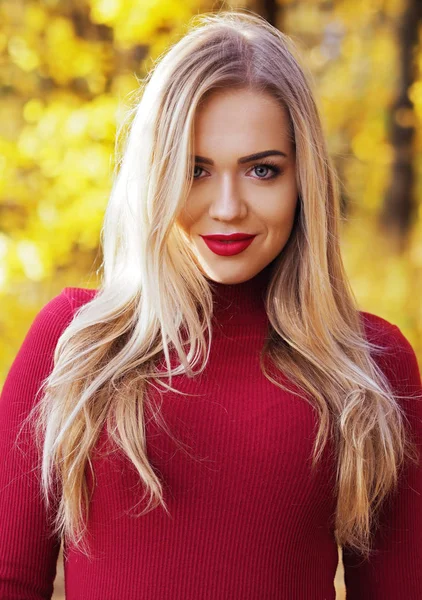 Chica rubia retrato en el bosque de otoño mirando a la cámara —  Fotos de Stock