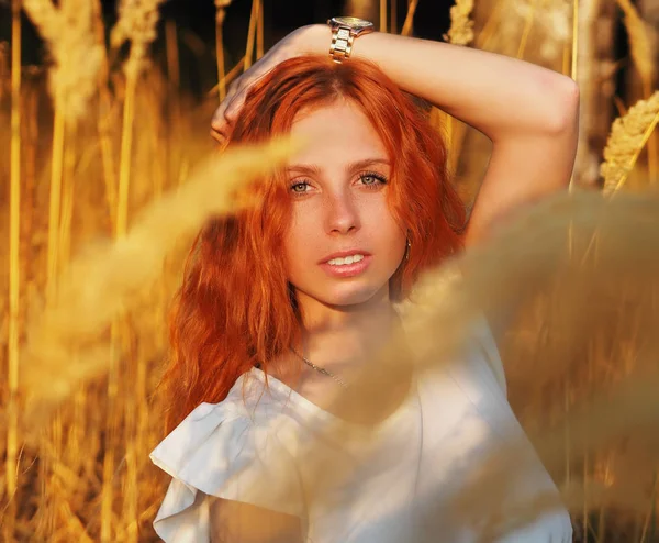 Meisje Redhead portret op de gele aartjes — Stockfoto