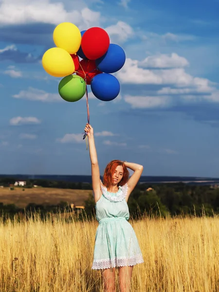 Dívka zralá s ballony na žlutých spikešech a BL — Stock fotografie