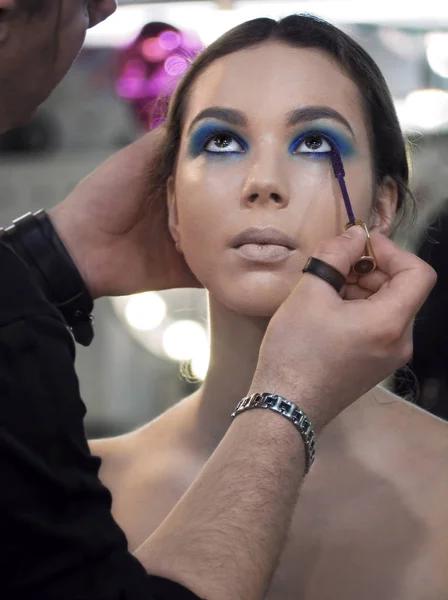 Výtvarník make-up dává make-up na mladé modelky — Stock fotografie