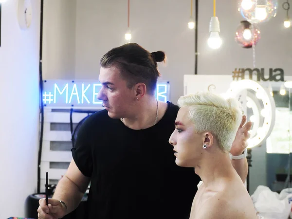 Make-up Artist macht Make-up blonde männliche Modell Nahaufnahme — Stockfoto
