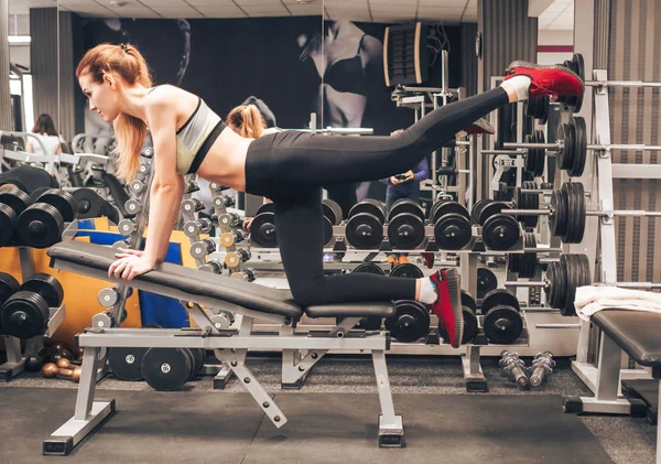 Genç kız spor salonunda egzersiz yapıyor. — Stok fotoğraf