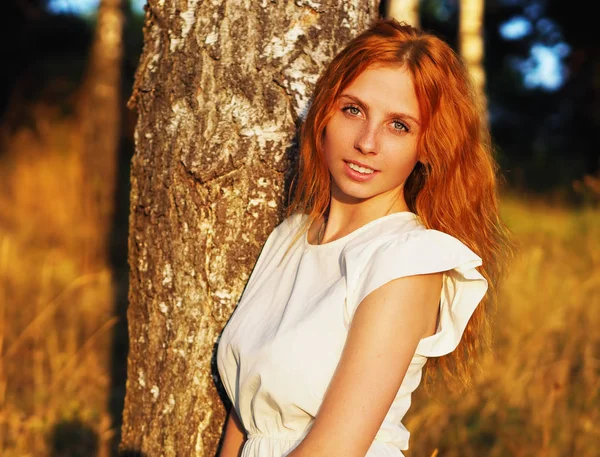 Meisje Redhead portret op de gele aartjes — Stockfoto