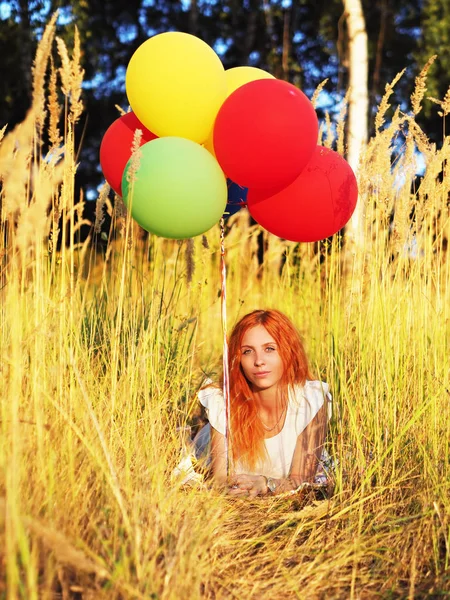 Dívka zralá s balony na žlutých spiketi — Stock fotografie
