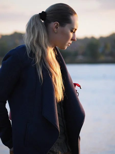 Joven chica rubia portait en la luz del sol en el río backgroun —  Fotos de Stock