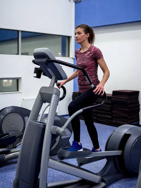 Genç model kız spor salonunda aynanın önünde egzersiz yapıyor. 