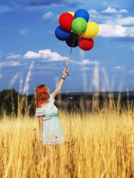 Dívka zralá s balony na žlutých spikešech a b — Stock fotografie