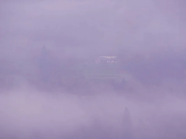 Karpatische Berge im Nebel — Stockfoto