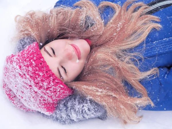 Chica tendida en el retrato de nieve —  Fotos de Stock