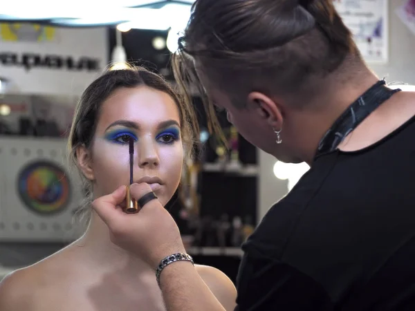 Výtvarník make-up dělá malbu na modelech obočí — Stock fotografie