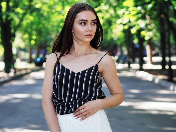 Junges Mädchen Modell posiert im Park mit Blick nach links — Stockfoto