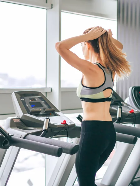 Jovem faz exercícios no ginásio — Fotografia de Stock