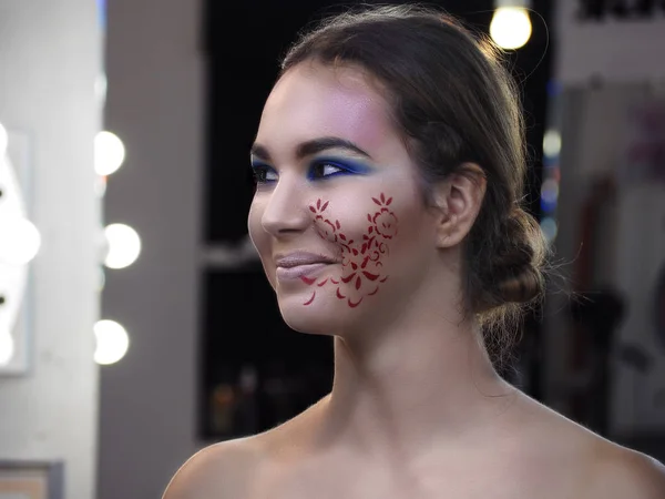 Mladá dívka modelka v umění make-up jako princezna s barvou na — Stock fotografie