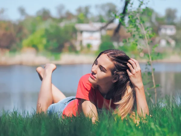 Mladá Dívka Běží Lese Šťastný — Stock fotografie