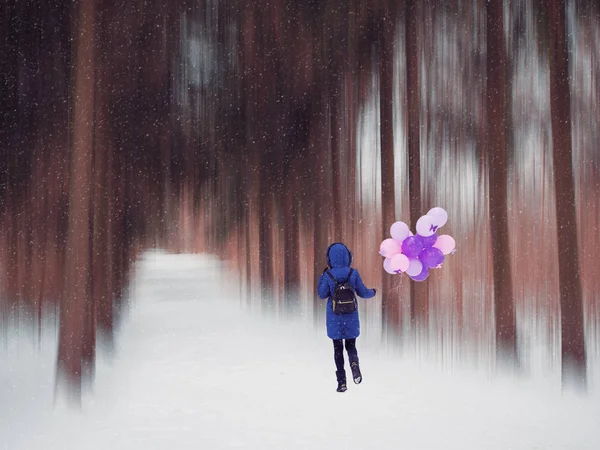 Νεαρό κορίτσι σε μπλε παλτό με μπαλόνια στο δάσος — Φωτογραφία Αρχείου