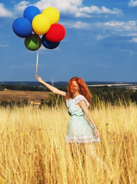Dívka zralá s balony na žlutých spikešech a BL — Stock fotografie
