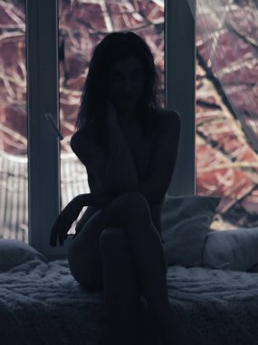 Genç esmer model çıplak poz