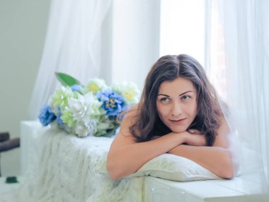 Genç esmer model çıplak poz