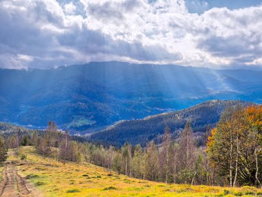 Güneş ışınları üzerinde Karpatlar sonbahar
