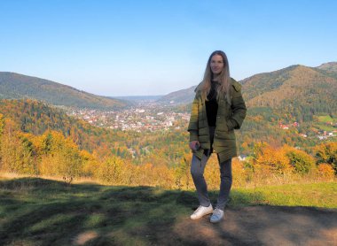 tepede duran ceketgüzel genç kadın portresi