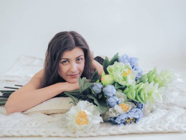 Genç esmer model çıplak poz