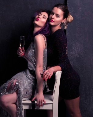 siyah duvar önünde şampanya ile elbiseler güzel genç kadın portresi