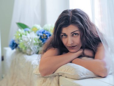 Genç esmer model çıplak poz