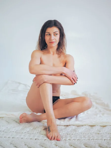 裸のポーズ若いブルネットモデル — ストック写真