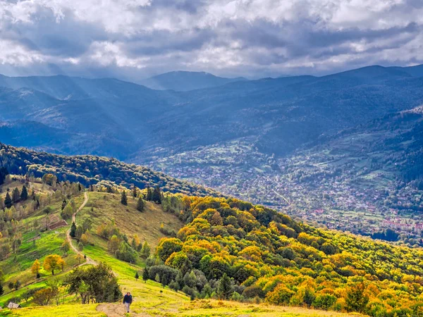 Sonnenstrahlen über den Herbstbergen der Karpaten — Stockfoto