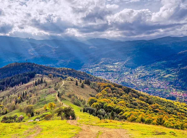 Sonnenstrahlen über den Herbstbergen der Karpaten — Stockfoto