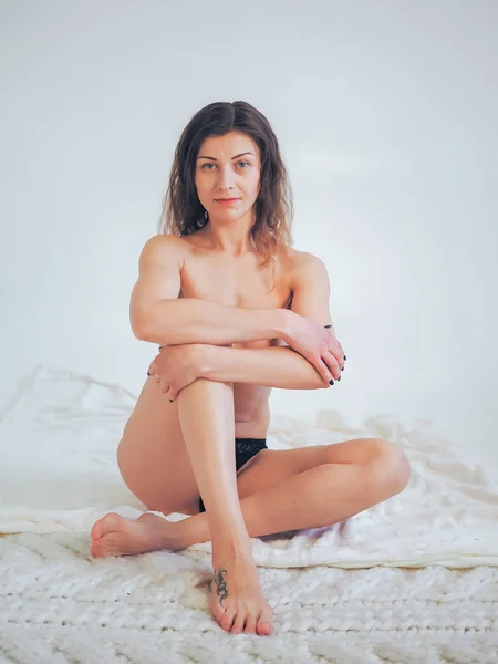 Joven modelo morena posando desnuda — Foto de Stock
