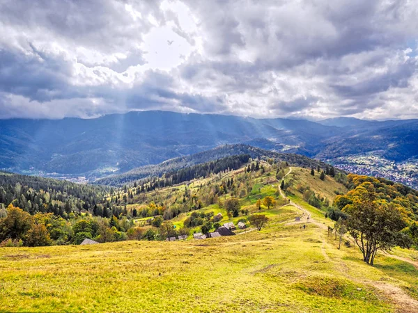 Sonnenstrahlen über den Herbstbergen der Karpaten — Stockfoto