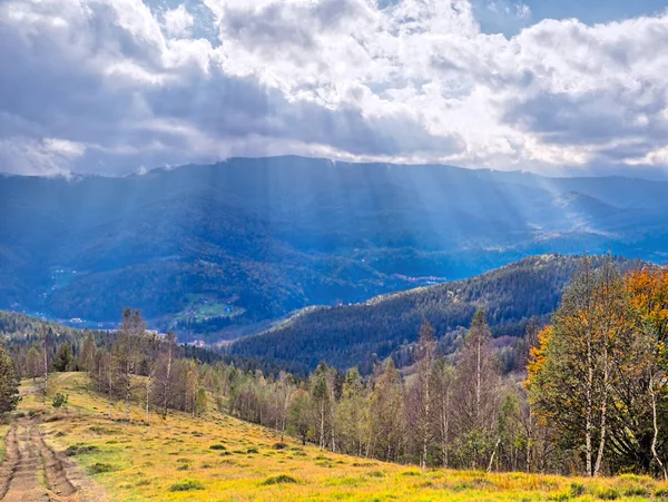 De stralen van de zon over de herfst Karpaten — Stockfoto
