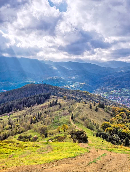 De stralen van de zon over de herfst Karpaten — Stockfoto