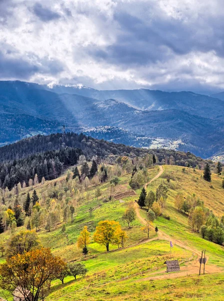 De stralen van de zon over de herfst Karpaten — Stockfoto