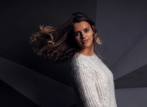 Retrato Hermosa Mujer Joven Suéter Blanco Delante Pared Negra —  Fotos de Stock