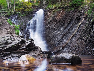 Karpat orman şelale