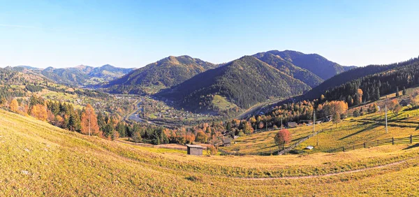 晴れた日に山で Carpatian 村 — ストック写真