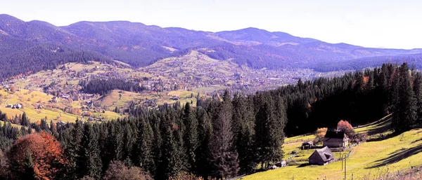 Village carpatien à la montagne au beau temps — Photo