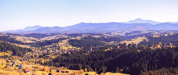 Karpatisches Dorf in den Bergen am sonnigen Tag — Stockfoto