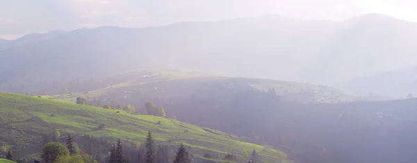 Carpatian pueblo en las montañas en el día soleado — Foto de Stock