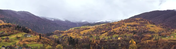 Village carpatien à la montagne au beau temps — Photo