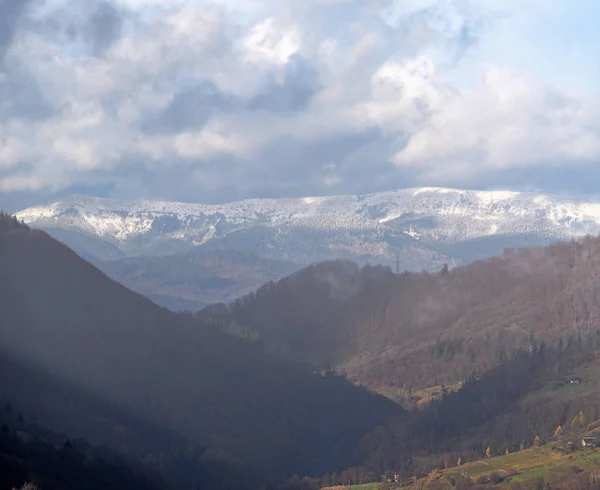 Montagne carpatiche nella nebbia — Foto Stock