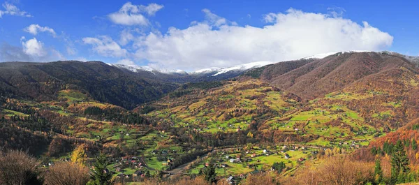 Village carpatien à la montagne au beau temps — Photo