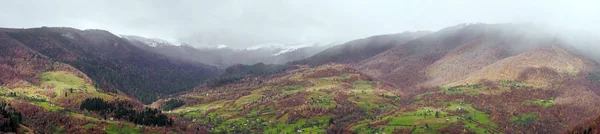Гуманітарний інститут Прикарпатського село в горах на сонячний день — стокове фото