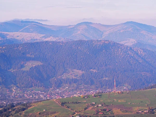 Aldeia de Carpatian em montanhas no dia ensolarado — Fotografia de Stock