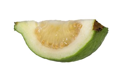 Guava beyaz arkaplanda izole edildi