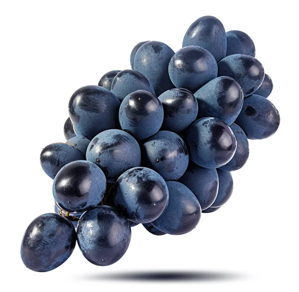 Beyaz arkaplanda izole edilmiş taze üzümler