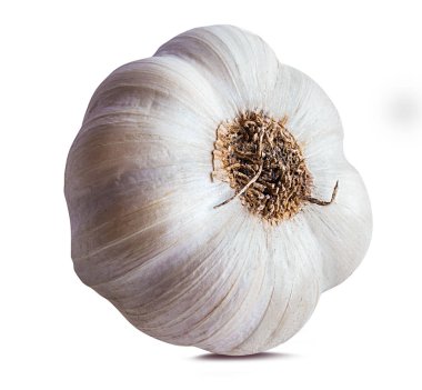 Beyaz arkaplanda sarımsak izole edilmiş.